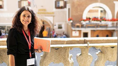 Martina Shuler-Fluor organisescha daspö il 2018 ils cuors da rumauntsch per la Fundaziun Planta (fotografia: Mayk Wendt).