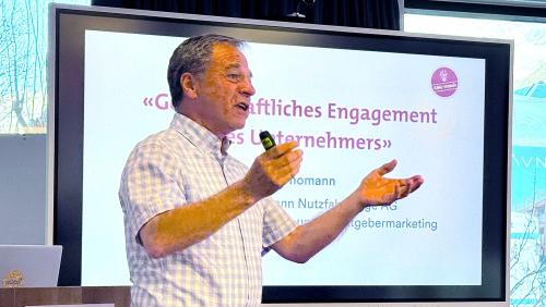 Luzi Thomann es persvas cha ün  ingaschamaint social ill’impraisa vaglia la paina (fotografia: Fadrina Hofmann).