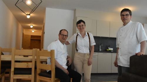 Pierre-René (da schnestra), Anita ed Olivier Grond mainan daspö 15 il Hotel Helvetia a Müstair ed han uossa investi in üna nouva sporta da sandà e wellness per giasts ed indigens (fotografia: Nicolo Bass).