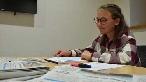 Kaya Götsch da Ftan valütescha ils texts da la Posta Ladina (fotografia: Nicolo Bass).