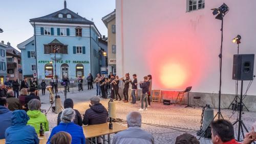 Eine Gruppe Meisterkurs-Teilnehmer beglückt ihr Publikum im Herzen von Samedan mit einem Freiluftkonzert.