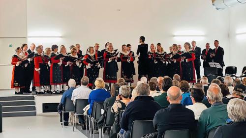 Der Cor mixt Champfèr unter der Leitung von Ladina Simonelli während seiner Darbietung im Auditorium der 
Gemeinde Domaso. Foto: z. Vfg