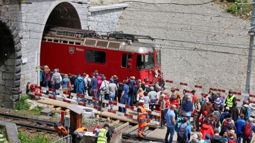 Grossandrang beim Tunnelportal. Foto: swiss-image.ch/Andy Mettler