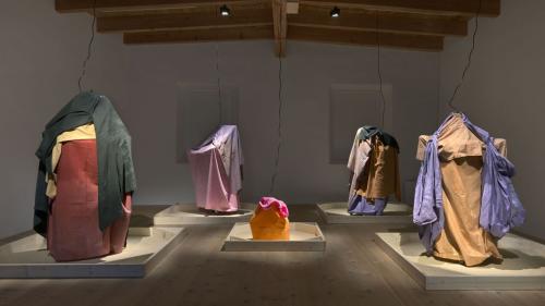 Das Kunstprojekt «Baila Mecánica» – Mechanisches Ballet, der kolumbianischen Künstlerin Feliza Bursztyn im Muzeum Susch (Foto: Annika Wetter/Muzeum Susch).