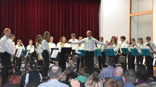 La Musica da giuvenils La Plaiv-Zernez suot la bachetta da Reto Lehner ha invidà in sonda saira a concert a Zernez (fotografia: Nicolo Bass).