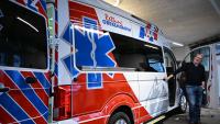 Mehr Platz und moderne Technik: REO-Betriebsleiter Gerald Kurtz präsentiert das neue Ambulanzfahrzeug der Rettung Oberengadin. Foto: Sina Margadant
