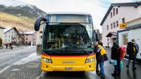 Ein Livigno-Olympia-Shuttlebus von PostAuto in Warteposition am Bahnhof Zernez. Foto: Jon Duschletta