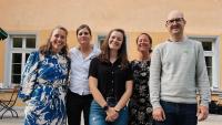 La suprastanza actuala da l’UdG (da schnestra): Carmen Baumann, Fadrina Hofmann, Gianna Duschletta, Victoria Mosca e Jon Duri Pult (fotografia: Uniun dals Grischs).