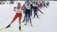 Die spätere Siegerin des Engadin Frauenlaufs, Giuliana Werro, führt das Teilnehmerinnenfeld an.  Foto: Engadin Skimarathon/Keystone, Gian Ehrenzeller