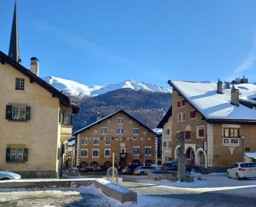Der Plaz ist mehr als nur ein Platz. Hier entstehen Begegnungen und Wurmlöcher. Foto: Bettina Gugger